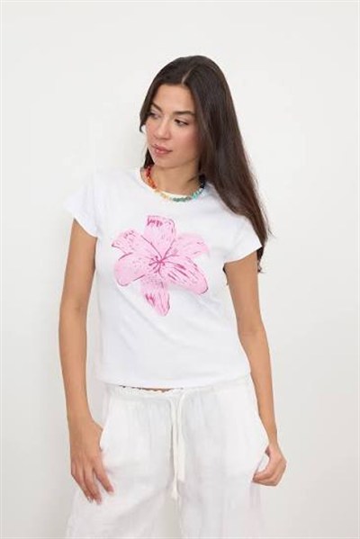 U Yaka Çiçek Desenli Tshirt 