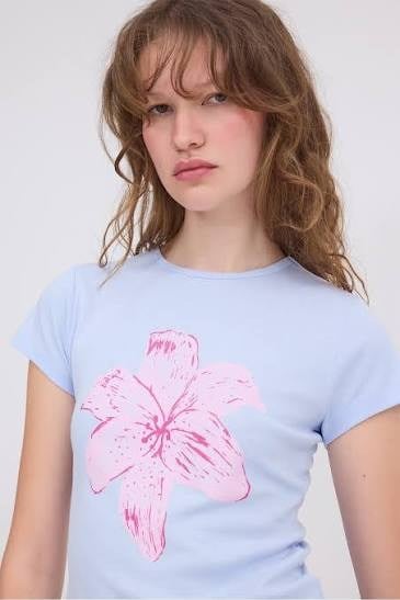 U Yaka Çiçek Desenli Tshirt 