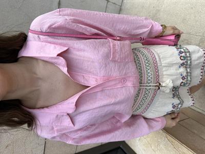 DÜŞÜK OMUZLU OVERSIZE PEMBE TENSEL GÖMLEK