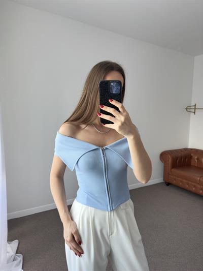 FERMUARLI OMZU AÇIK MAVİ TOP BLUZ