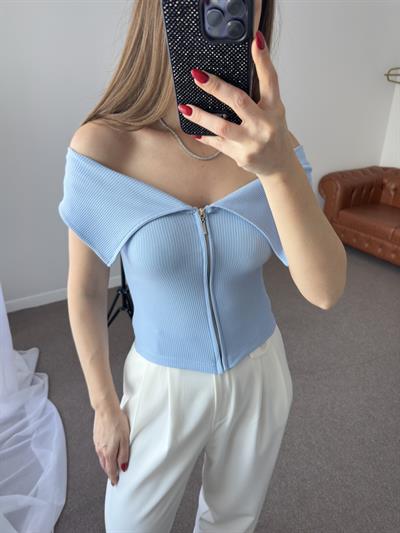 FERMUARLI OMZU AÇIK MAVİ TOP BLUZ