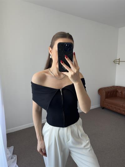 FERMUARLI OMZU AÇIK SİYAH TOP BLUZ