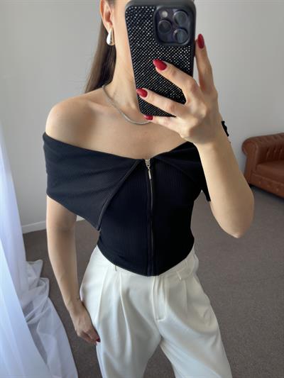 FERMUARLI OMZU AÇIK SİYAH TOP BLUZ