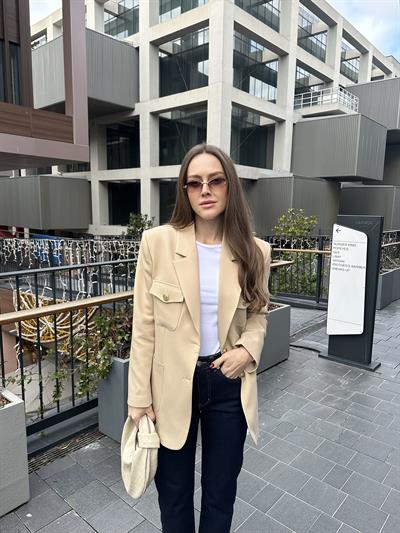 Gold Düğme Detaylı Cepli Krem Blazer Ceket