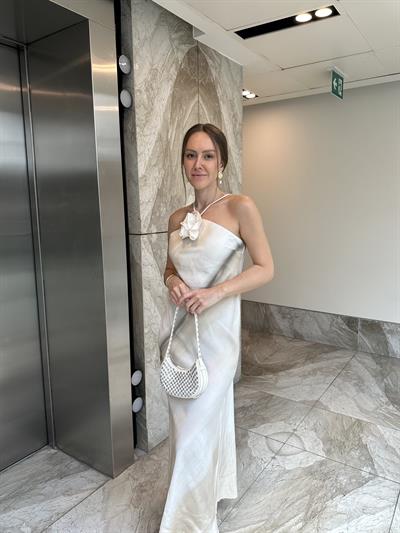 GÜL DETAYLI SIRT DEKOLTELİ ELBİSE