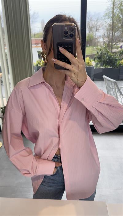İNCE ÇİZGİLİ DÜĞMELİ OVERSİZE PEMBE GÖMLEK