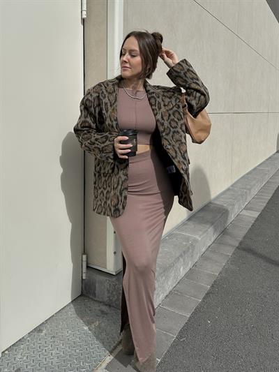 KAHVE LEOPAR DESENLİ İKİ DÜĞMELİ KAŞE CEKET