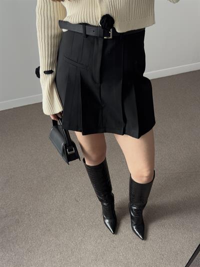 KEMERLİ PİLELİ SİYAH ŞORT ETEK
