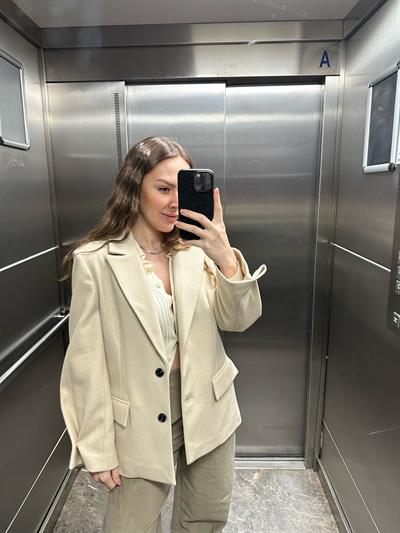 KOL DETAYLI KREM KAŞE BLAZER CEKET