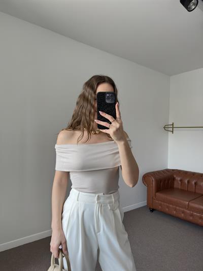MADONNA YAKA KOLSUZ TAŞ CROP