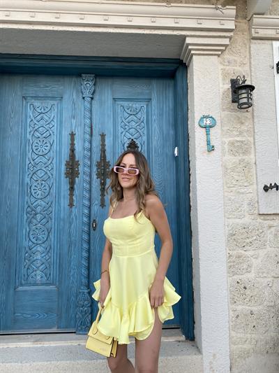 MARKA MODEL ASKILI PİLELİ SARI ELBİSE