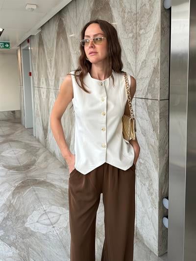 MARKA MODEL BEYAZ DÜĞME DETAYLI  YELEK