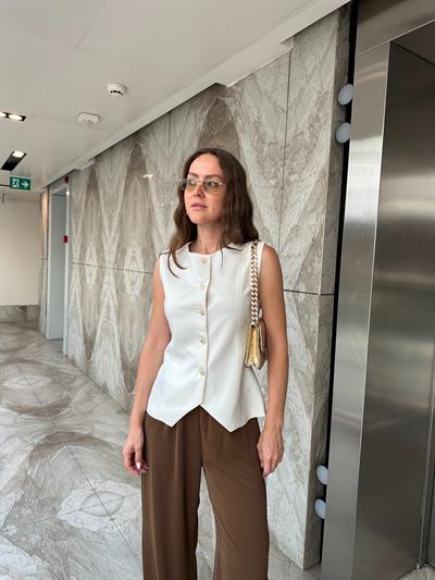 MARKA MODEL BEYAZ DÜĞME DETAYLI  YELEK