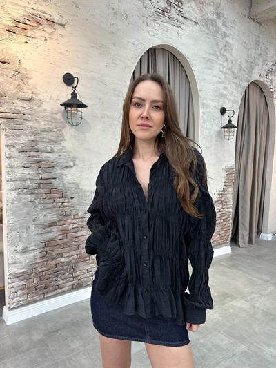 MARKA MODEL BÜZGÜLÜ VE DÖKÜMLÜ SİYAH GÖMLEK