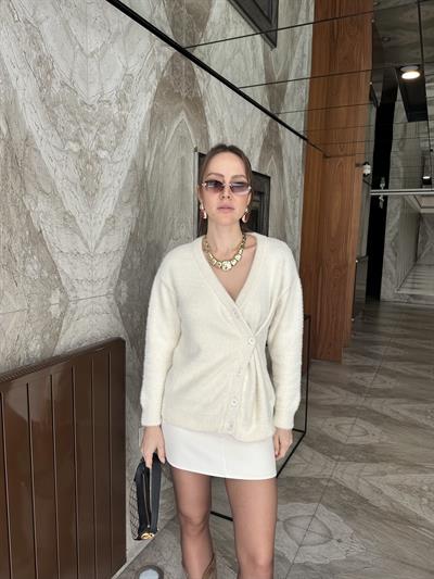MARKA MODEL ÇAPRAZ DÜĞME DETAYLI YUMOŞ EKRU HIRKA