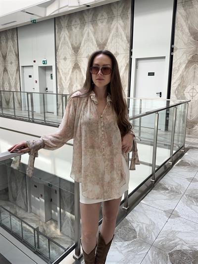 MARKA MODEL DESENLİ DÖKÜMLÜ ŞİFON GÖMLEK