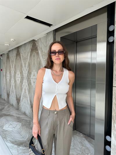 MARKA MODEL DÜĞMELİ BEYAZ TRİKO YELEK