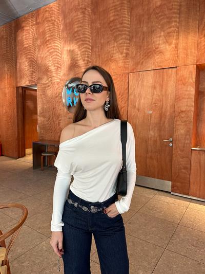 MARKA MODEL EKRU ASİMETRİK YAKA TOP BLUZ