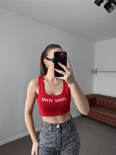 MARKA MODEL ETİKETLİ KARTLI KIRMIZI CROP