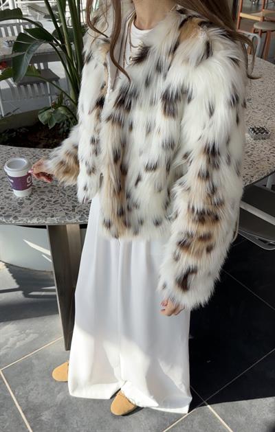 MARKA MODEL LEOPAR DESEN TÜYLÜ KÜRK