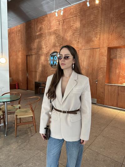 MARKA MODEL PELUŞLU KEMER DETAYLI EKRU BLAZER CEKET