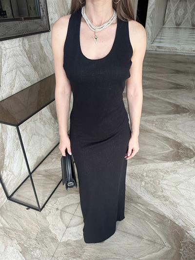 SIRT DEKOLTELİ UZUN SİYAH ELBİSE