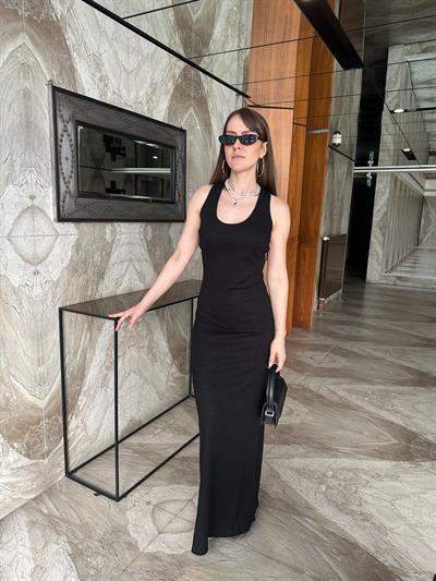 SIRT DEKOLTELİ UZUN SİYAH ELBİSE