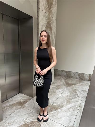 SİYAH VÜCUDA OTURAN LİKRALI MİDİ ELBİSE