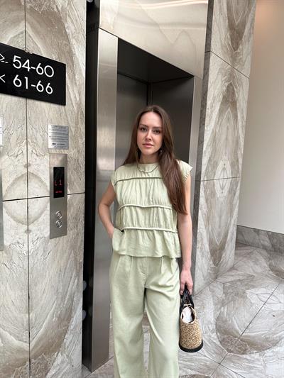 YEŞİL KETEN BÜZGÜ DETAYLI BLUZ PANTOLON TAKIM
