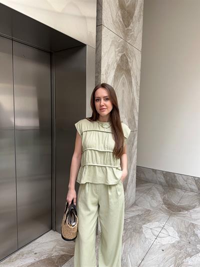 YEŞİL KETEN BÜZGÜ DETAYLI BLUZ PANTOLON TAKIM