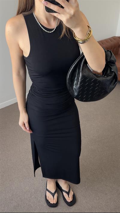 YIRTMAÇ DETAYLI SİYAH YANI BÜZGÜLÜ ELBİSE