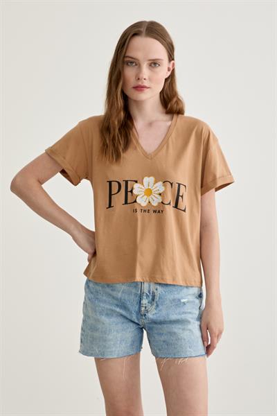 Baskı Detaylı V Yaka Kadın Tshirt BİSKÜVİ