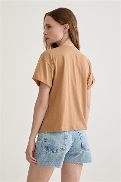 Baskı Detaylı V Yaka Kadın Tshirt BİSKÜVİ