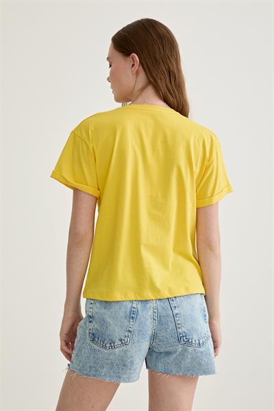 Baskı Detaylı V Yaka Kadın Tshirt SARI
