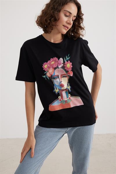 Bisiklet Yaka Baskı Desenli Kadın Tshirt SİYAH