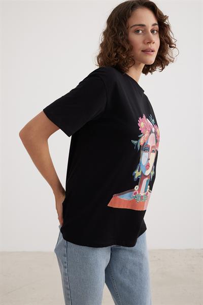 Bisiklet Yaka Baskı Desenli Kadın Tshirt SİYAH