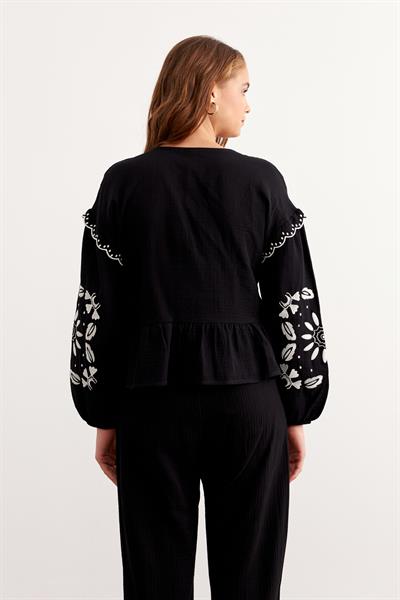 Nakış Detaylı Önü Bağlamalı Müslin Bluz SİYAH