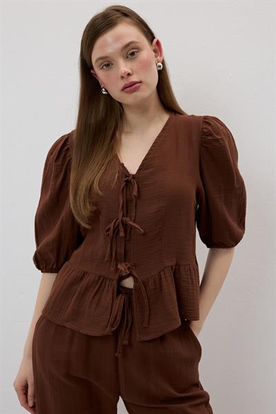 Ön Bağlamalı Kolu Lastikli Müslin Bluz KAHVE
