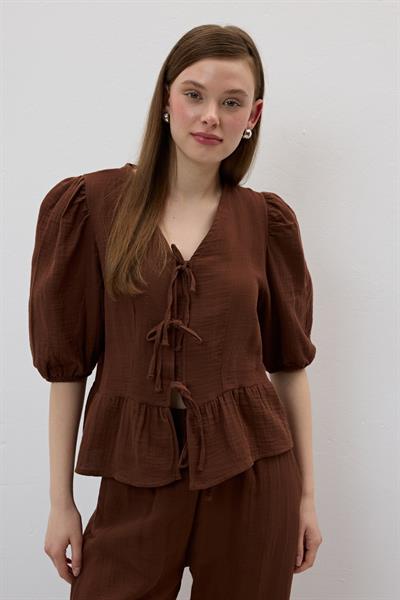 Ön Bağlamalı Kolu Lastikli Müslin Bluz KAHVE
