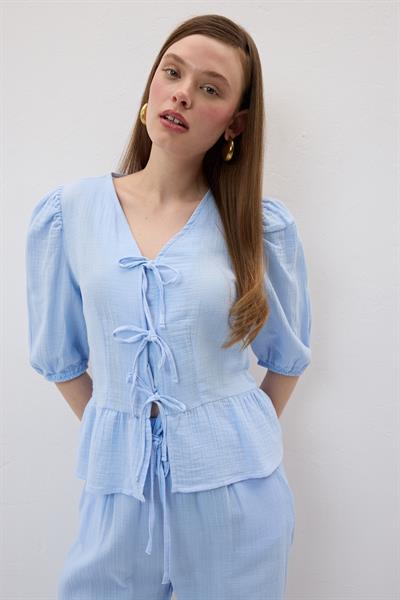 Ön Bağlamalı Kolu Lastikli Müslin Bluz MAVİ