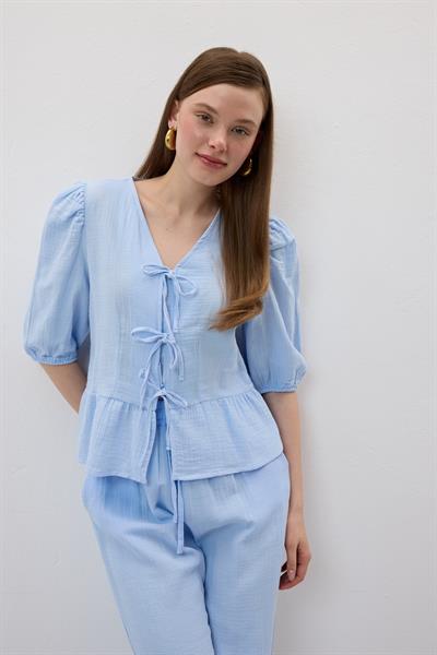 Ön Bağlamalı Kolu Lastikli Müslin Bluz MAVİ