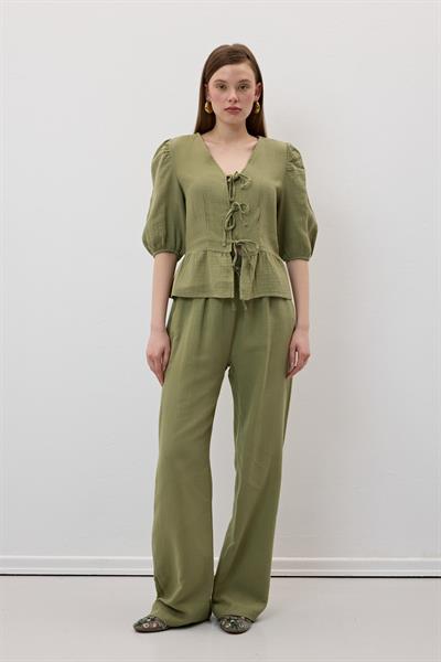 Ön Bağlamalı Kolu Lastikli Müslin Bluz HAKİ