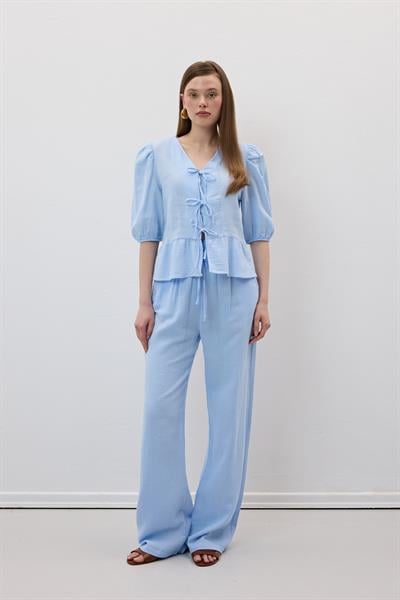 Ön Bağlamalı Kolu Lastikli Müslin Bluz MAVİ