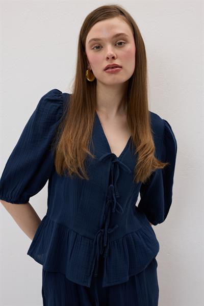 Ön Bağlamalı Kolu Lastikli Müslin Bluz LACİVERT