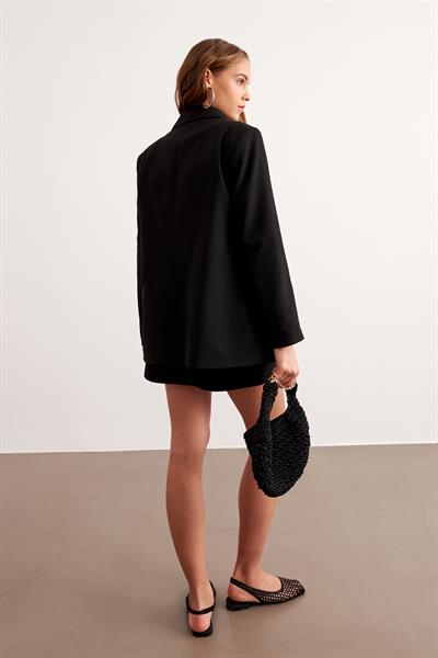 Önü Düğme Detaylı Omzu Vatkalı Blazer Ceket SİYAH