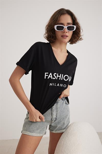 V Yaka Kol Katlama Detaylı Tshirt SİYAH