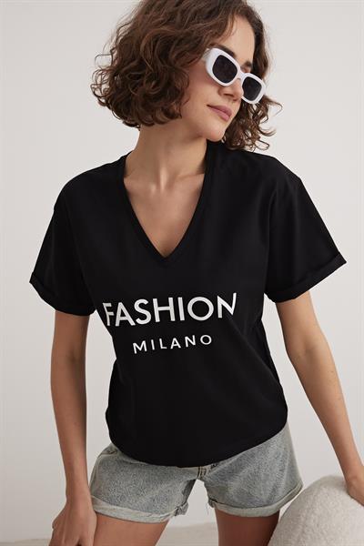 V Yaka Kol Katlama Detaylı Tshirt SİYAH