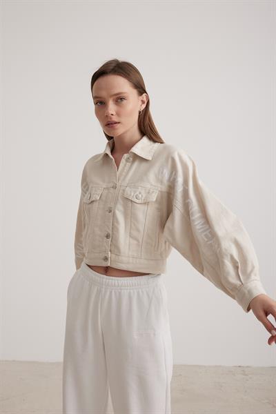 Yazı Detaylı Crop Kadın Kot Ceket TAŞ