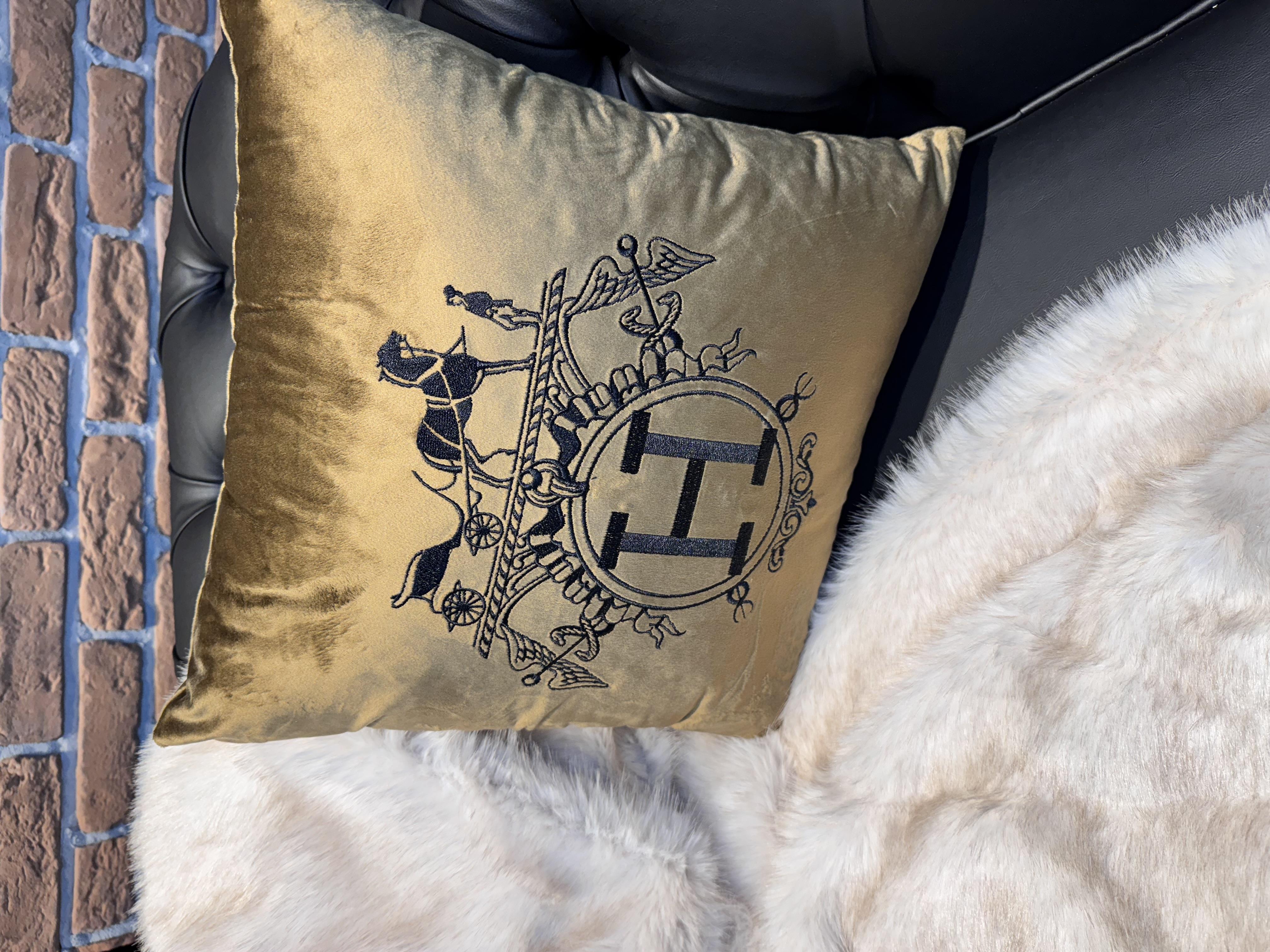 H Araba Nakışlı Kırlent Kılıfı