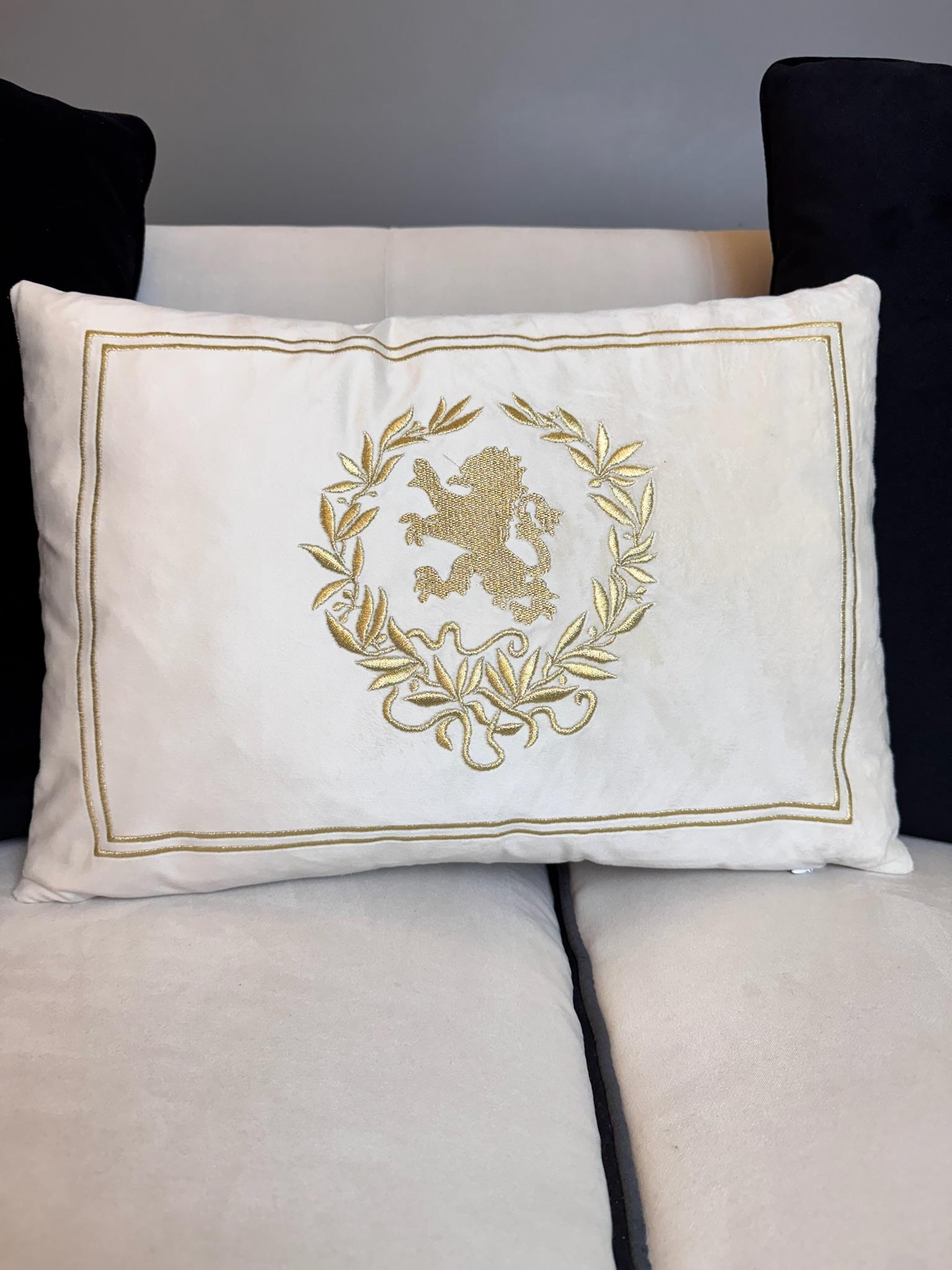 Kraliyet Aslanı Sembolü Nakışlı Kırlent Kılıfı Ekru - Gold    